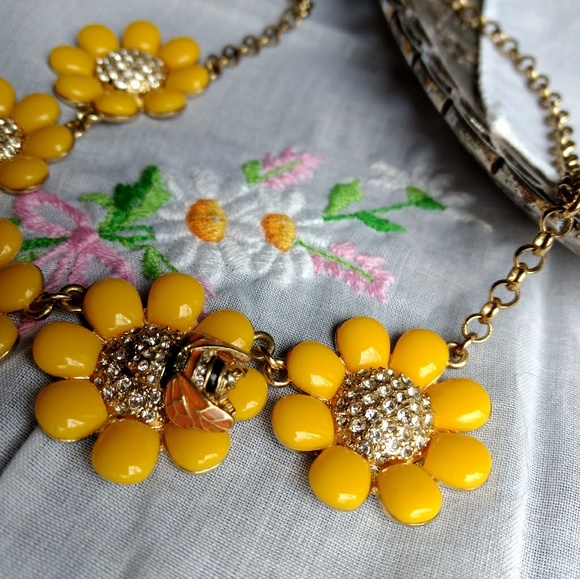 Sweet!  honeybee Betsy Johnson necklace. - Picture 1 of 4